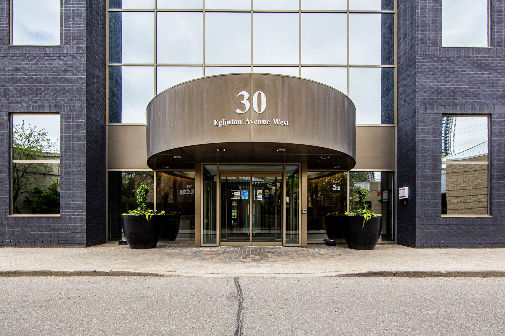 Front entrance of 30 Eglinton Avenue West in Mississauga